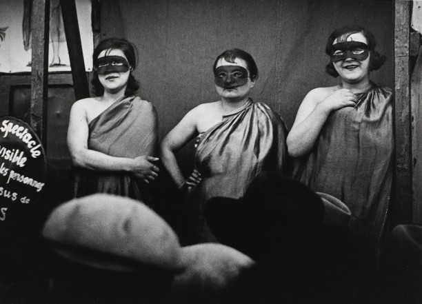 Dancers on display in front of their booth, Boulevard Saint-Jacques