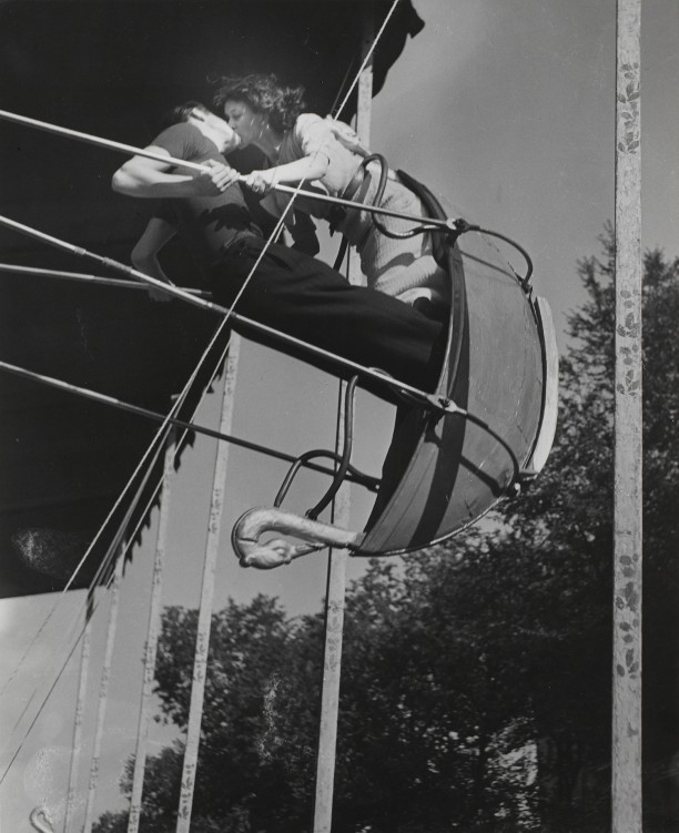 A kiss on the giant swing, Boulevard Saint-Jacques