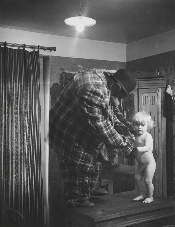 The Human Gorilla with his son Peterchen in the acrobat's hotel, Boulevard Rochechouart, Montmartre